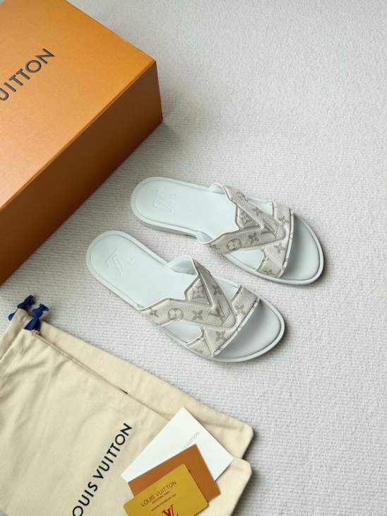 Picture of Louis Vuitton Slippers _SKULVsz38-45hnx06141485